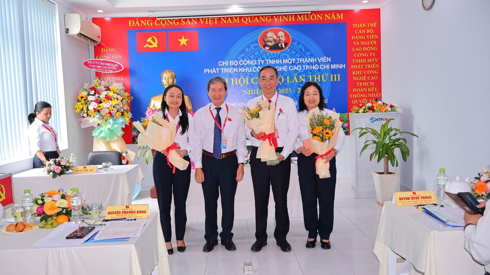 Đồng chí Nguyễn Phương Đông, Phó Bí thư Đảng ủy, Tổng Giám đốc Tổng Công ty tặng quà và hoa chúc mừng chi ủy Chi bộ SHTPCo ra mắt đại hội